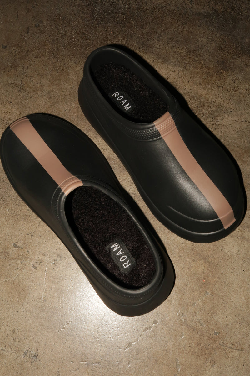 Rain Wellie in Black/Taupe, worn