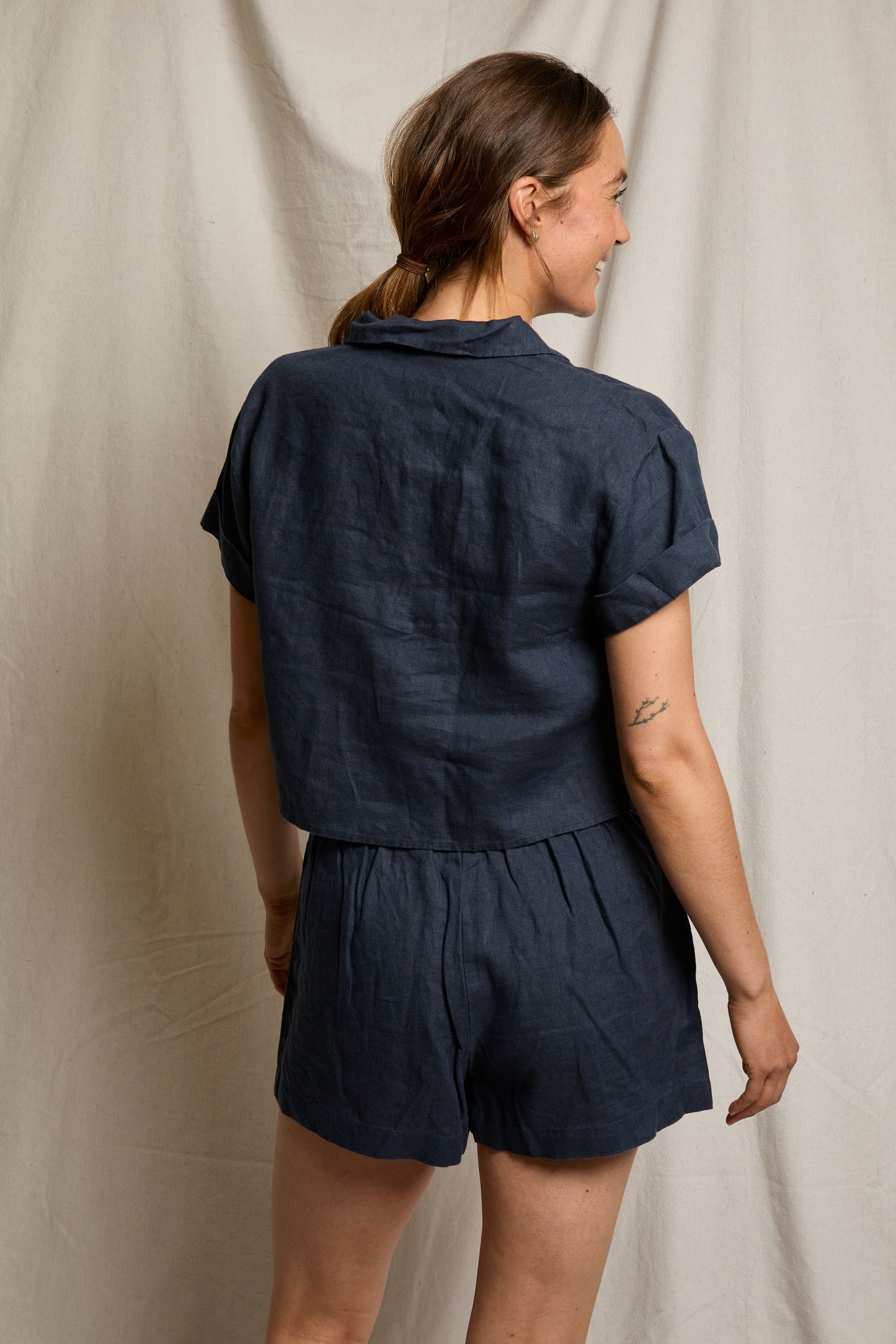 PerfectWhiteTee - Tabitha Linen Collared Cropped Polo Tee - Navy