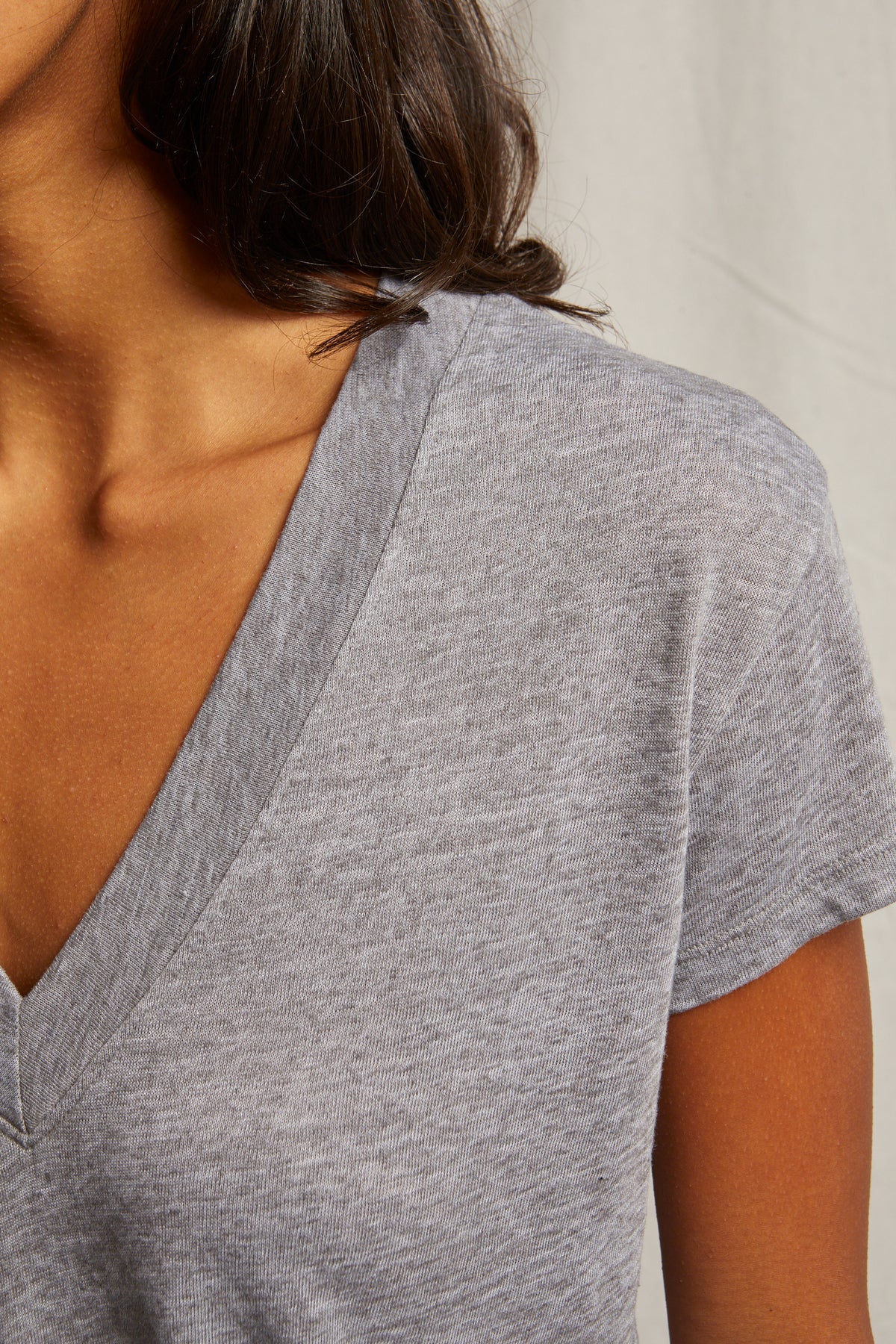 PerfectWhiteTee - Rosie Linen Jersey V Neck Tee - Heather Grey