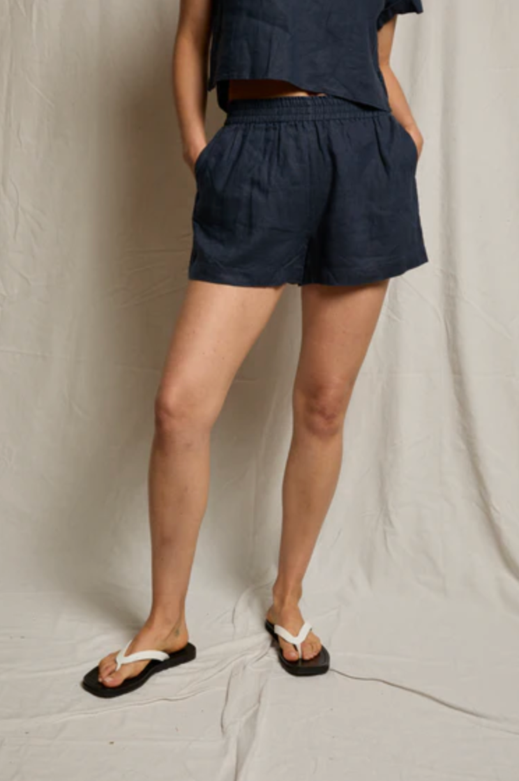 PerfectWhiteTee - Malin Linen Shorts - Navy