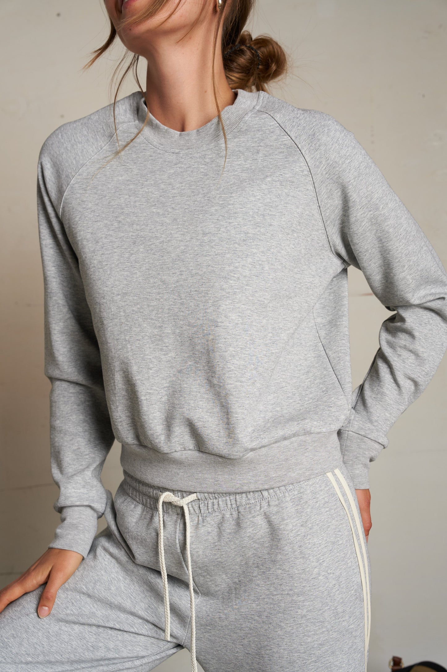 PerfectWhiteTee - Lucia Travel Long Sleeve Raglan Crew - Heather Grey